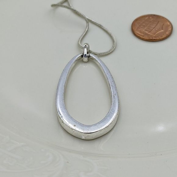 Leon Silver Tone Oval Circle Pendant Necklace - Picture 4 of 8